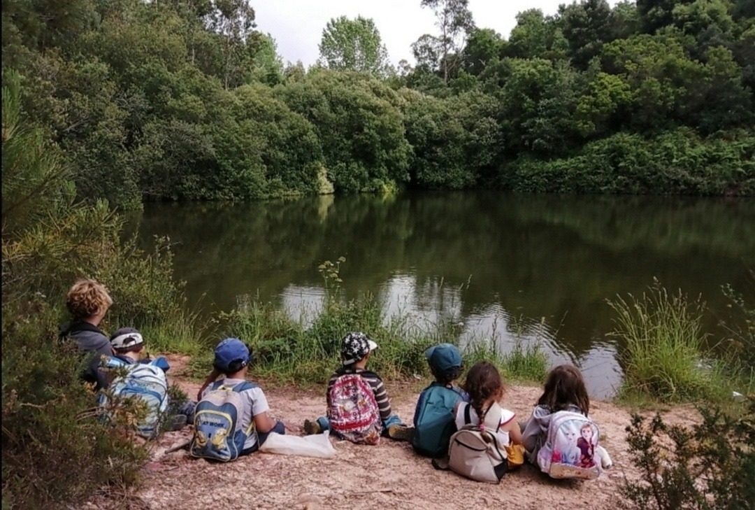 Crianças a observar o lago