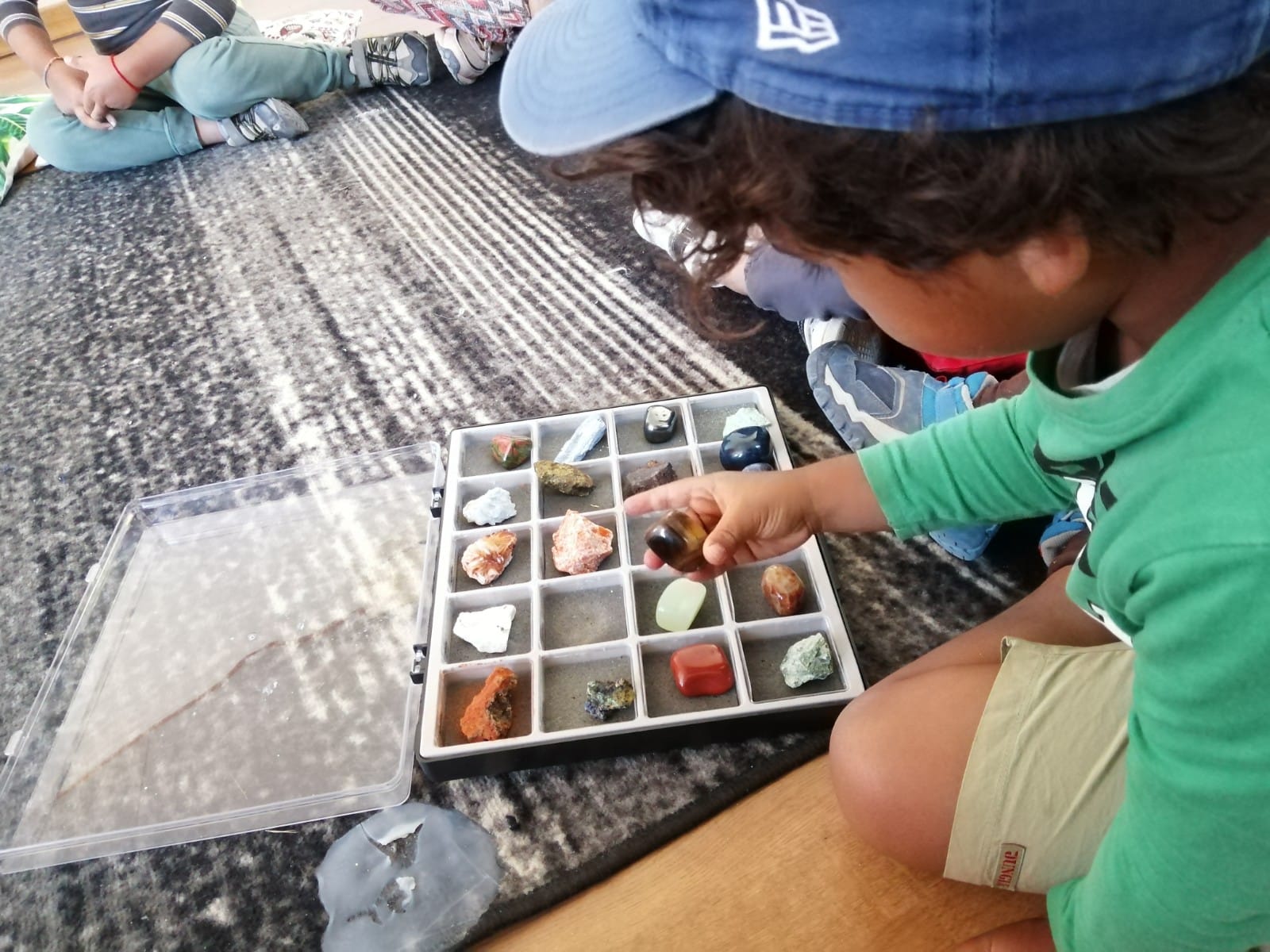 Crianças a explorar os minerais